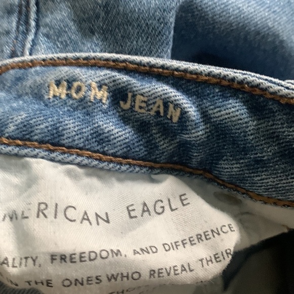 American Eagle Outfitters Mom Jeans size 6 long light wash high waist - Picture 4 of 14